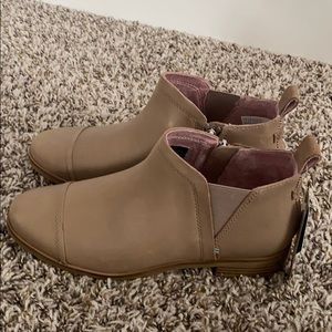 TOMS women 7 taupe grey leather ankle booties NEW